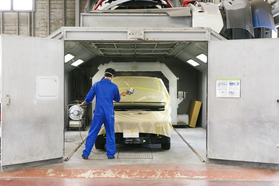 自社工場内で鈑金・塗装・修理